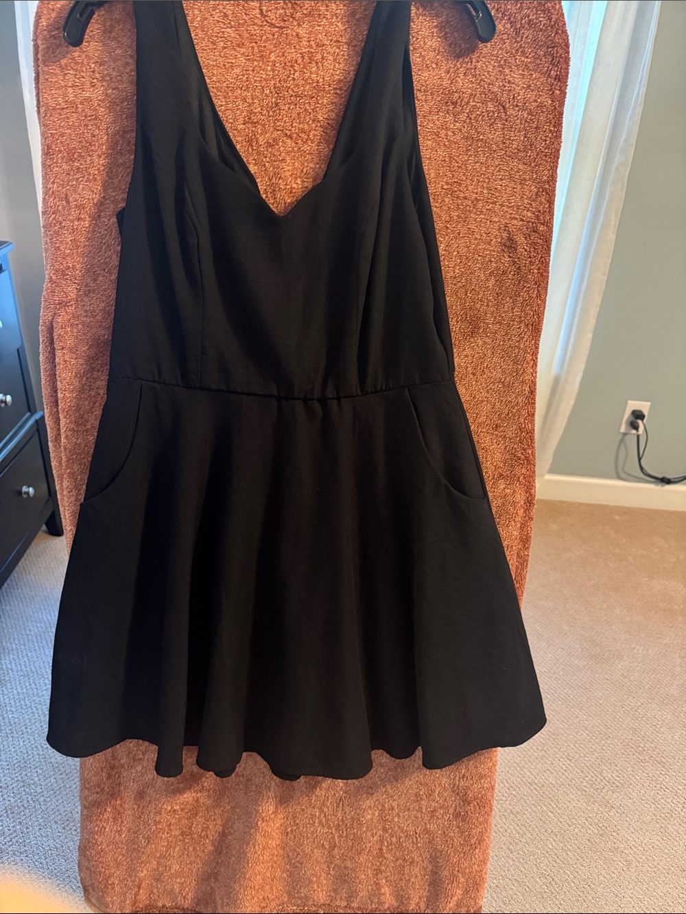 Francesca's Collections Black V-Neck Sleeveless Mini Dress